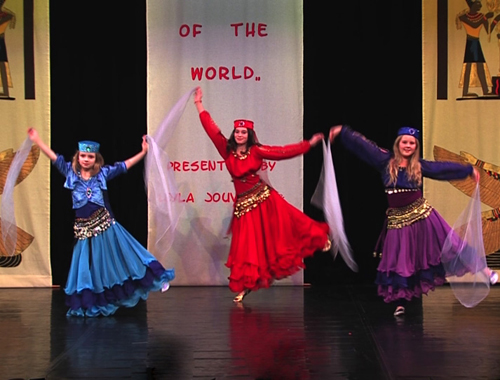 Aus der Gruppe Damurah tanzten 3 Mädchen einen arabisch andalusischen Hoftanz